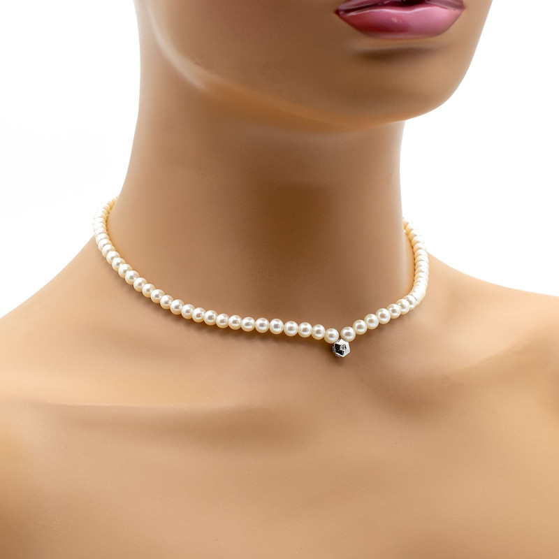 Collana di perle con ciondolo in oro e diamante