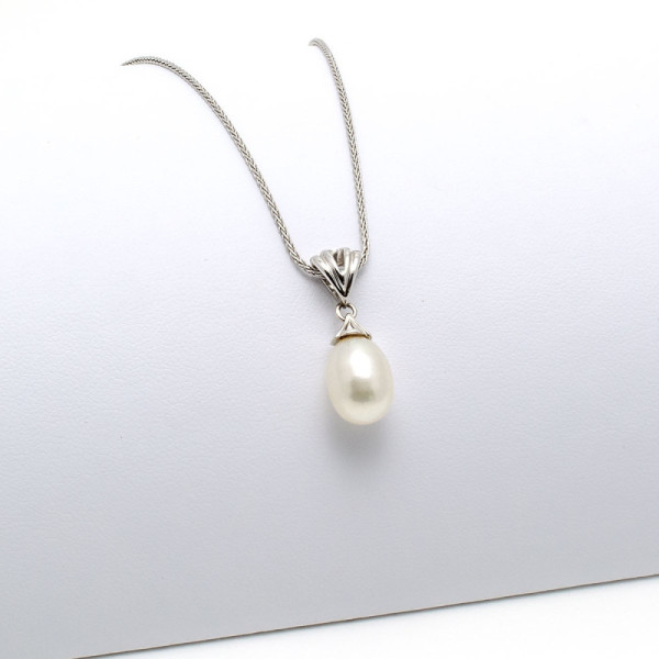 Collana con perla ovale in oro bianco 520,00 € Collane con gemme