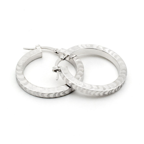 Orecchini a cerchio 27mm in oro bianco squadrati 390,00 € Orecchini Donna