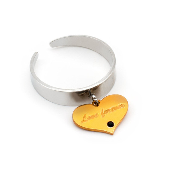 Anello con cuore pendente inciso in acciaio 12,00 € Anelli Donna
